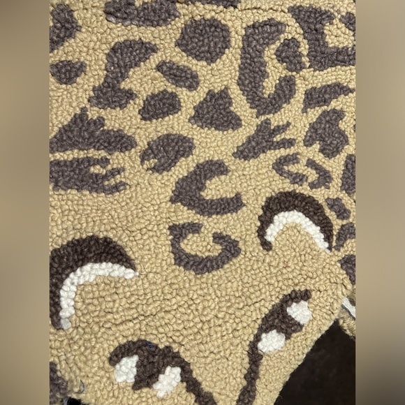 CRANE BABY
Leopard Shape Rug, Parker NEW - Picture 11 of 16